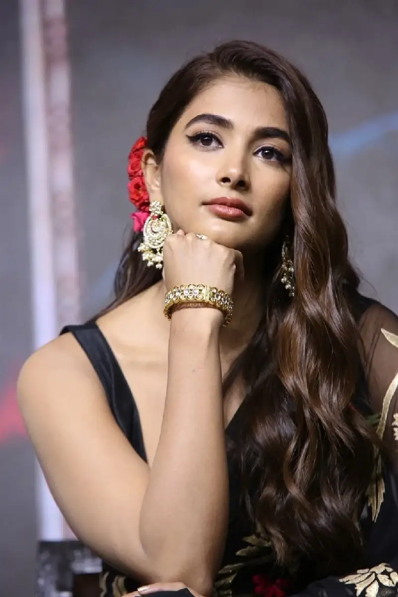 INDIAN ACTRESS POOJA HEGDE IN BLACK SAREE AT MOVIE PRE RELEASE 8